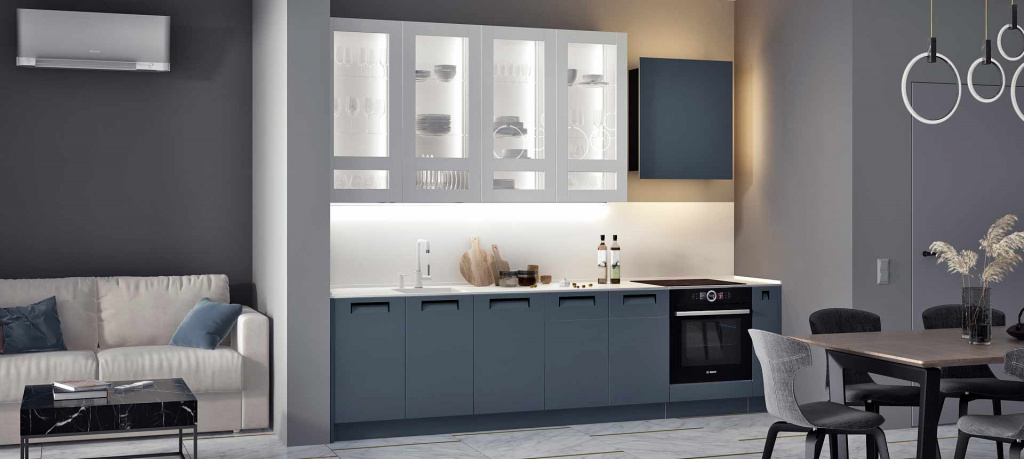 Кухня с серыми нижними шкафами и светлыми верхними шкафчиками со стеклом